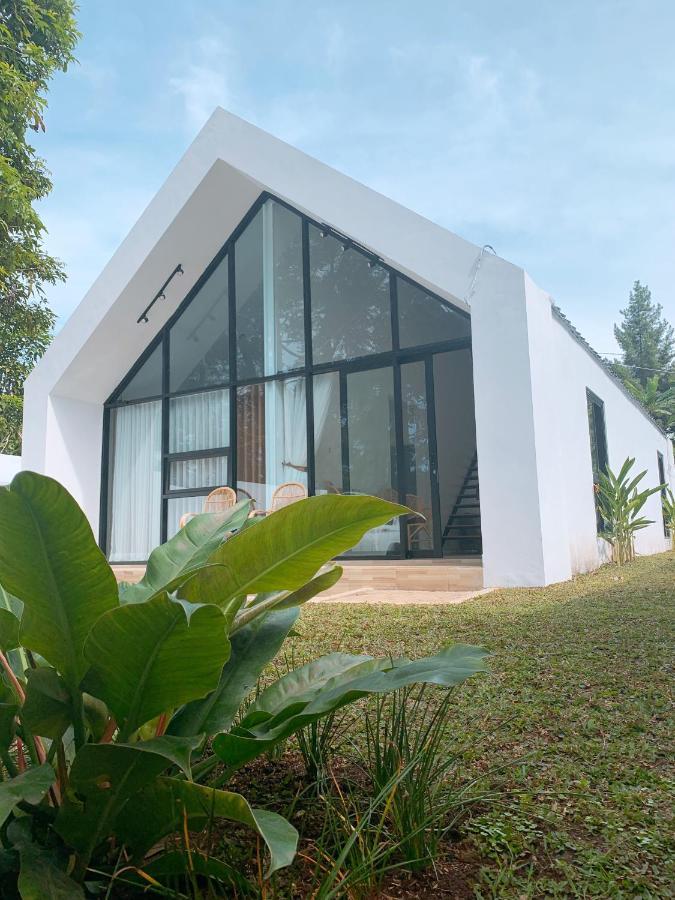 Casa De Gaudi Lembang Villa Buitenkant foto