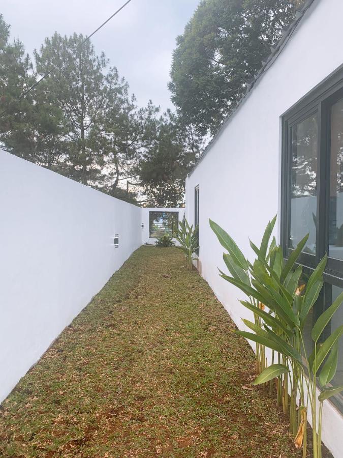 Casa De Gaudi Lembang Villa Buitenkant foto